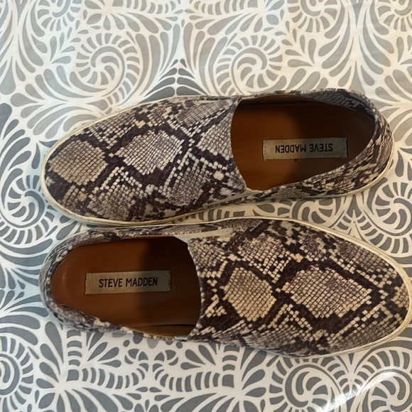 Steve Madden women’s snakeskin slip-on shoes 9 - Picture 2 of 3